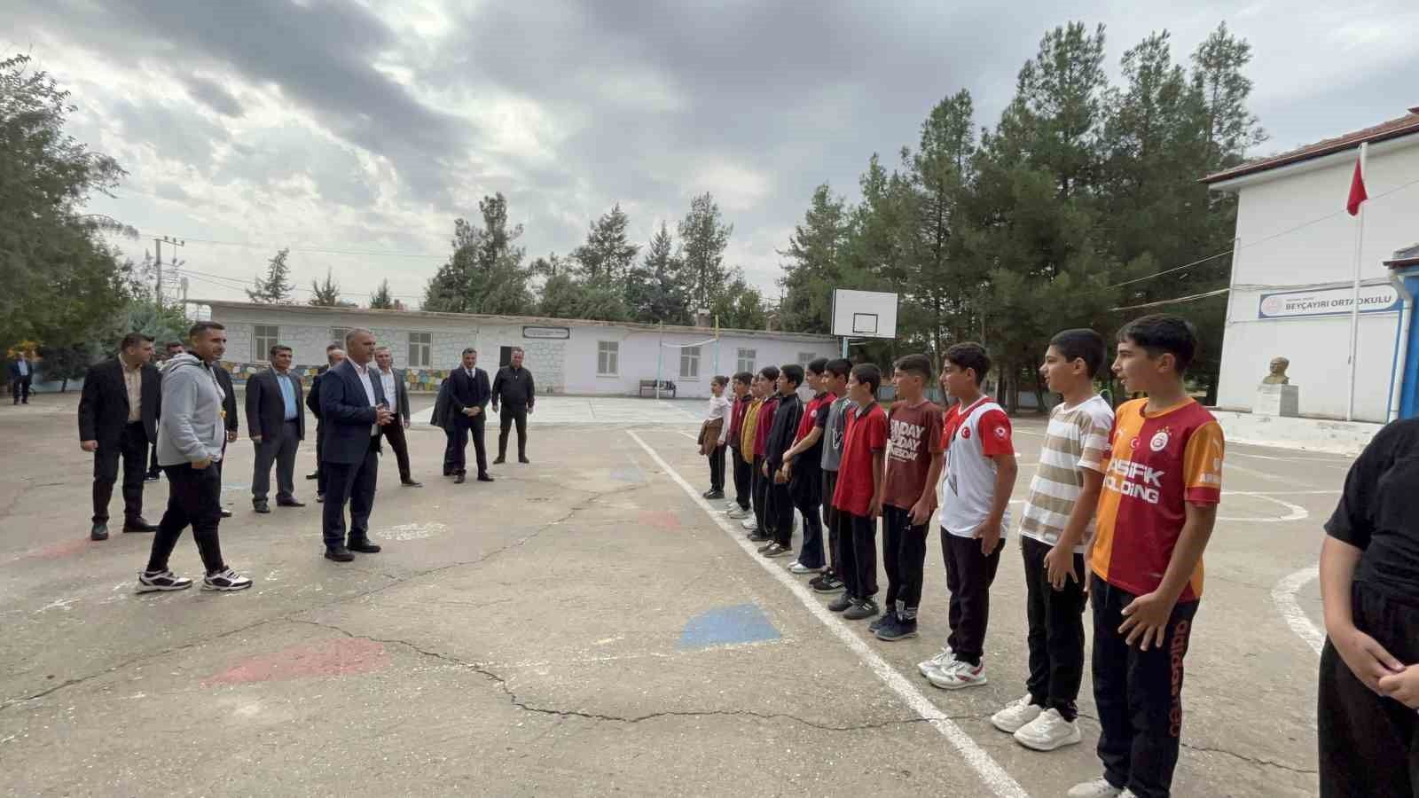 AK Partili Başkandan şampiyon okula hediye yağmuru