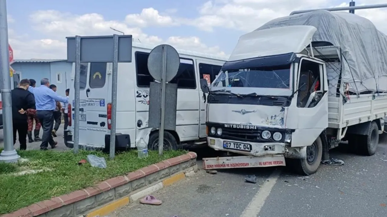 Tarım işçilerine taşıyan minibüs ile kamyonet çarpıştı: 9 yaralı