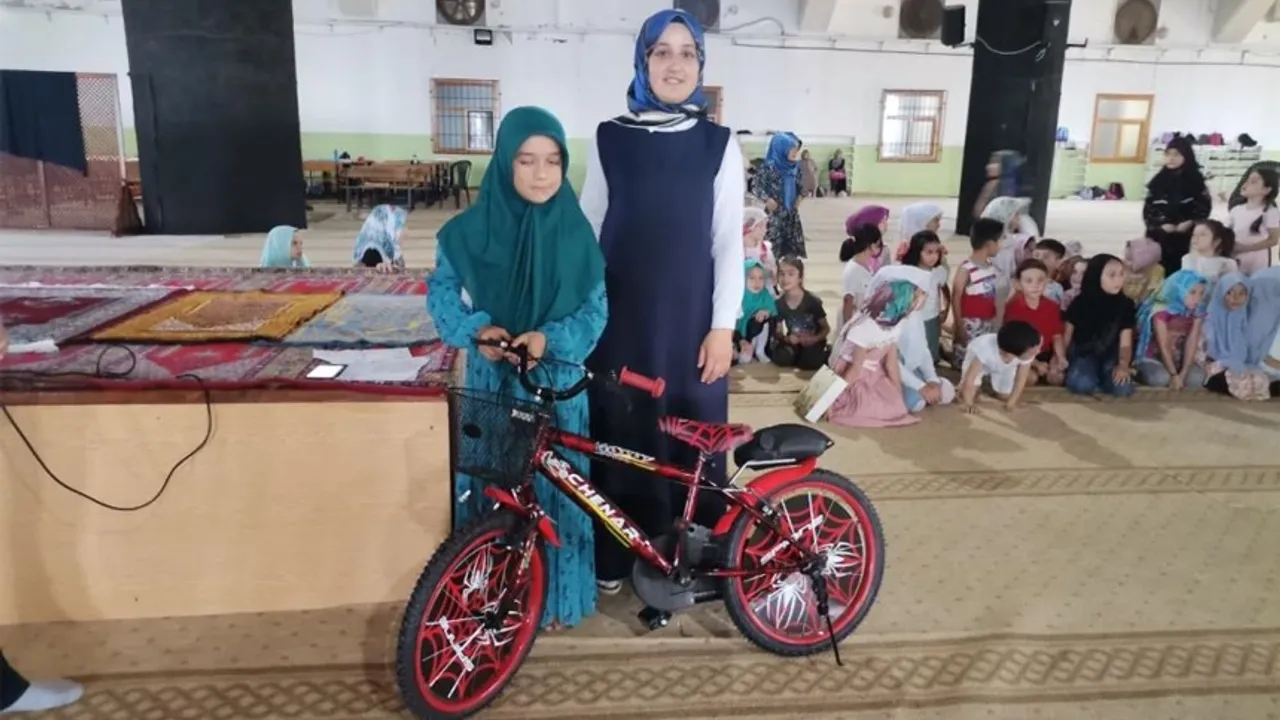 Kur’an kursundaki çocuklara bisiklet hediyesi