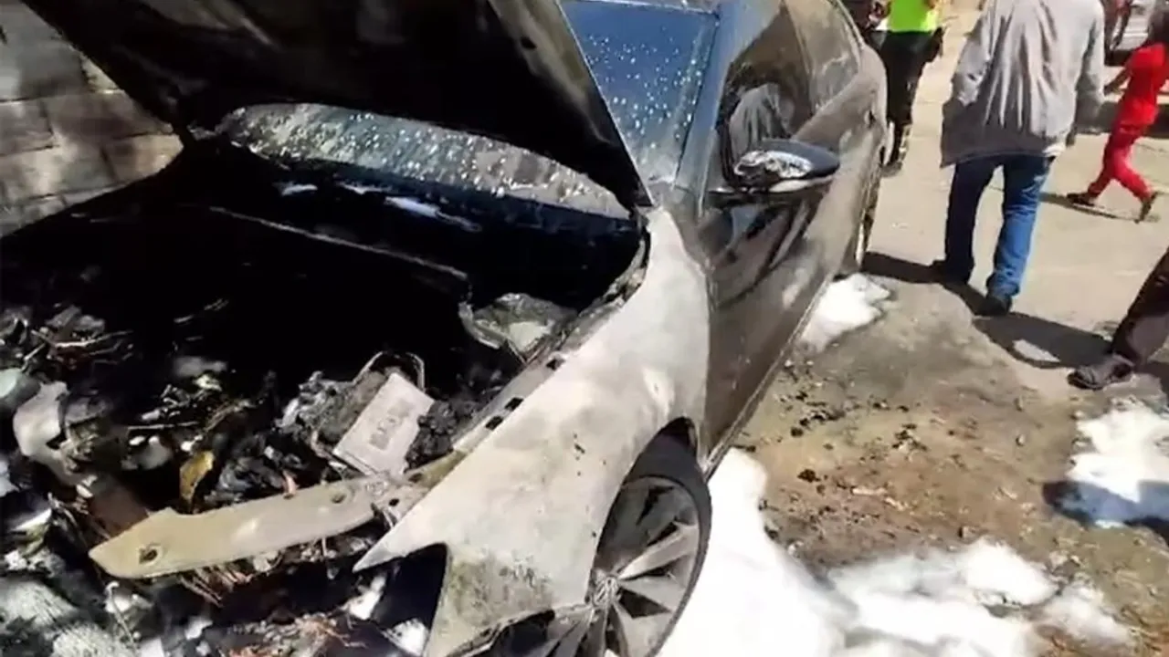 Siirt'te park halindeki araç yandı