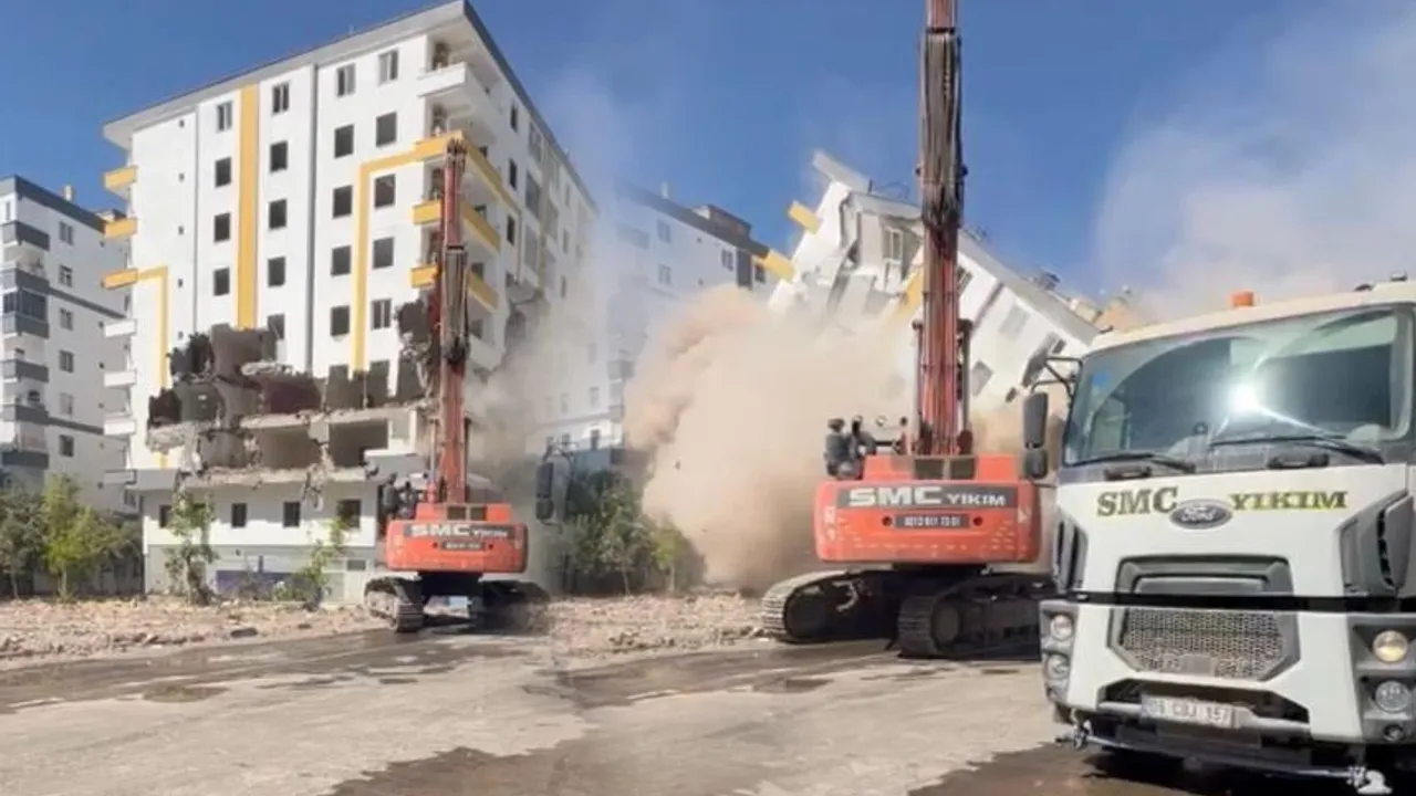 Diyarbakır'da ağır hasarlı bina yıkım sırasında aniden çöktü