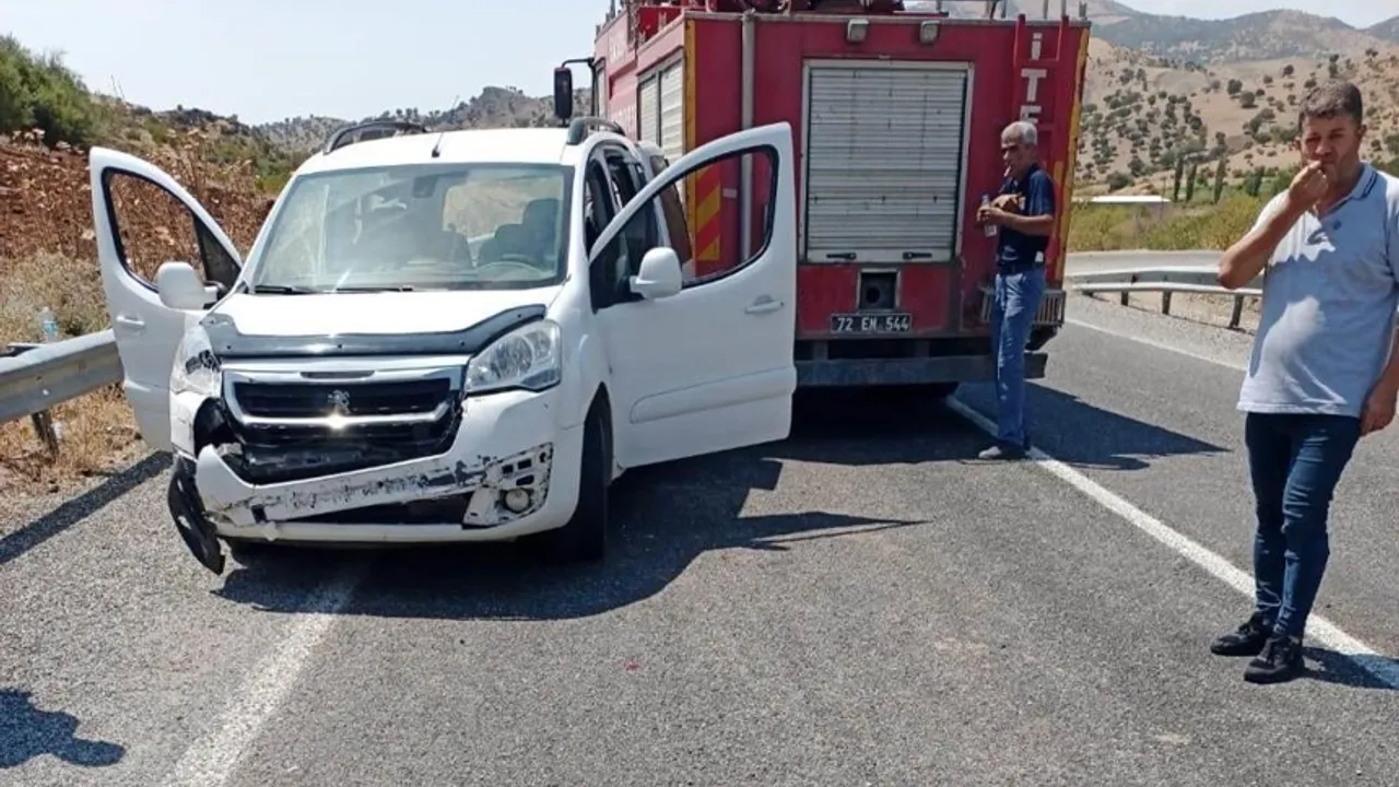 Sason’da itfaiye aracı ile hafif ticari araç çarpıştı: 2 yaralı