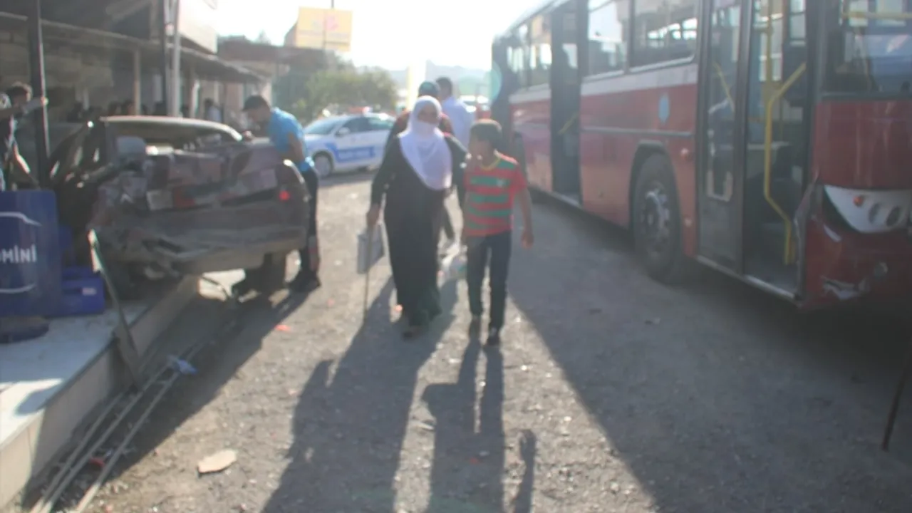 Diyarbakır’da park halindeki otomobile otobüs çarptı