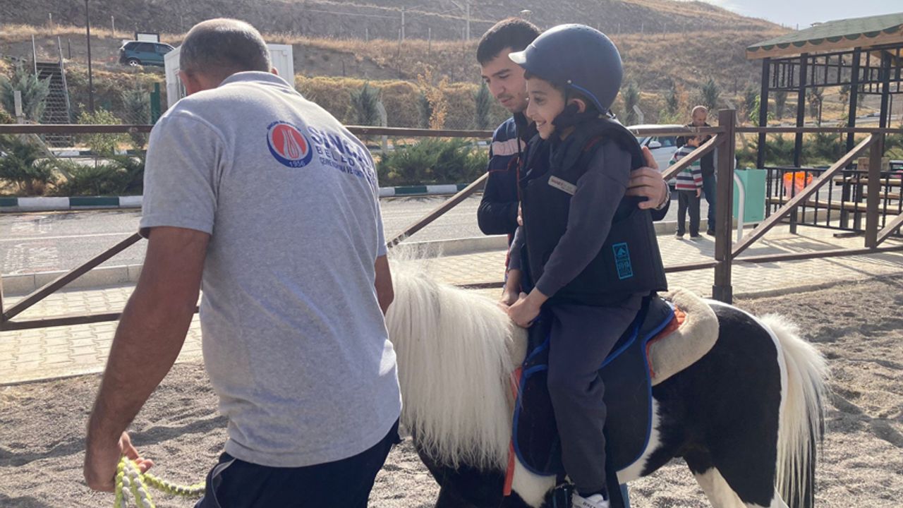 Zihinsel engelli çocuklara at ile terapi