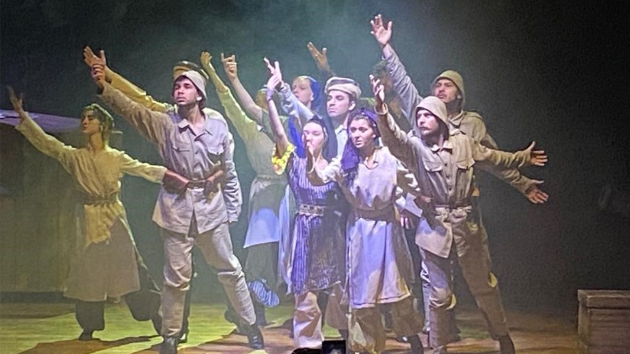 Ankara’da “Cumhuriyete Doğru” tiyatro oyunu sahnelendi