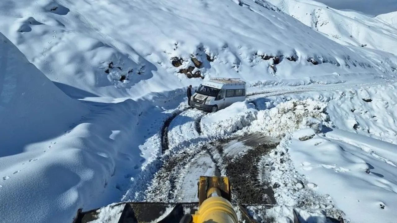 Yoğun kar yağışı Siirt-Şırnak karayolu ve birçok köy yolunu ulaşıma kapattı