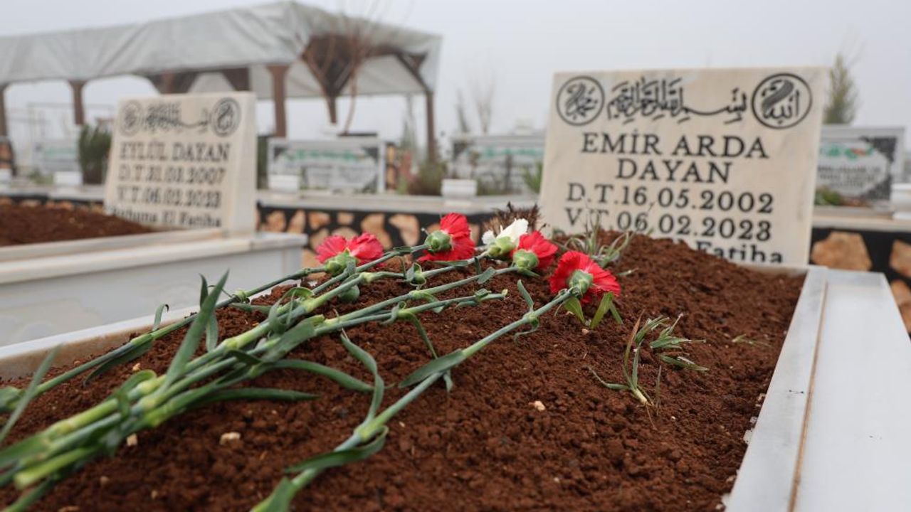 Depremde hayatını kaybedenlerin mezarlarına karanfil bırakıldı