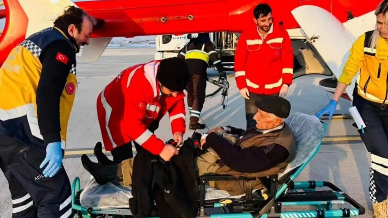 Van’da kalp krizi geçiren yaşlı hasta için helikopter havalandı