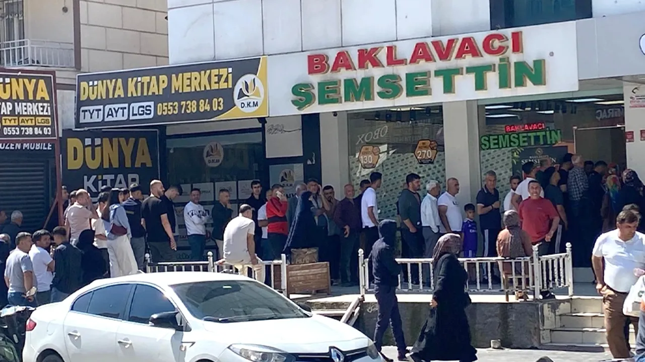 BU DA BAKLAVA KUYRUĞU
