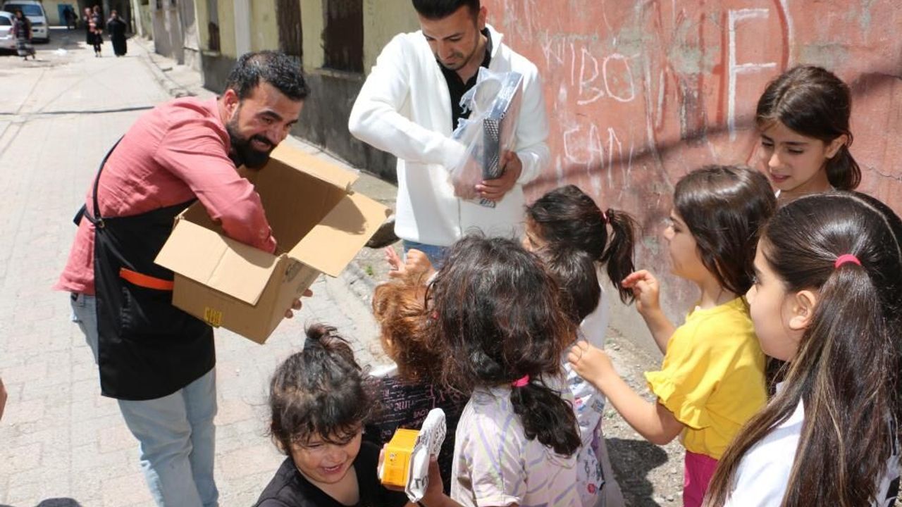 Küçükken hep 'bekledi' şimdi çocuklara ücretsiz dağıtıyor