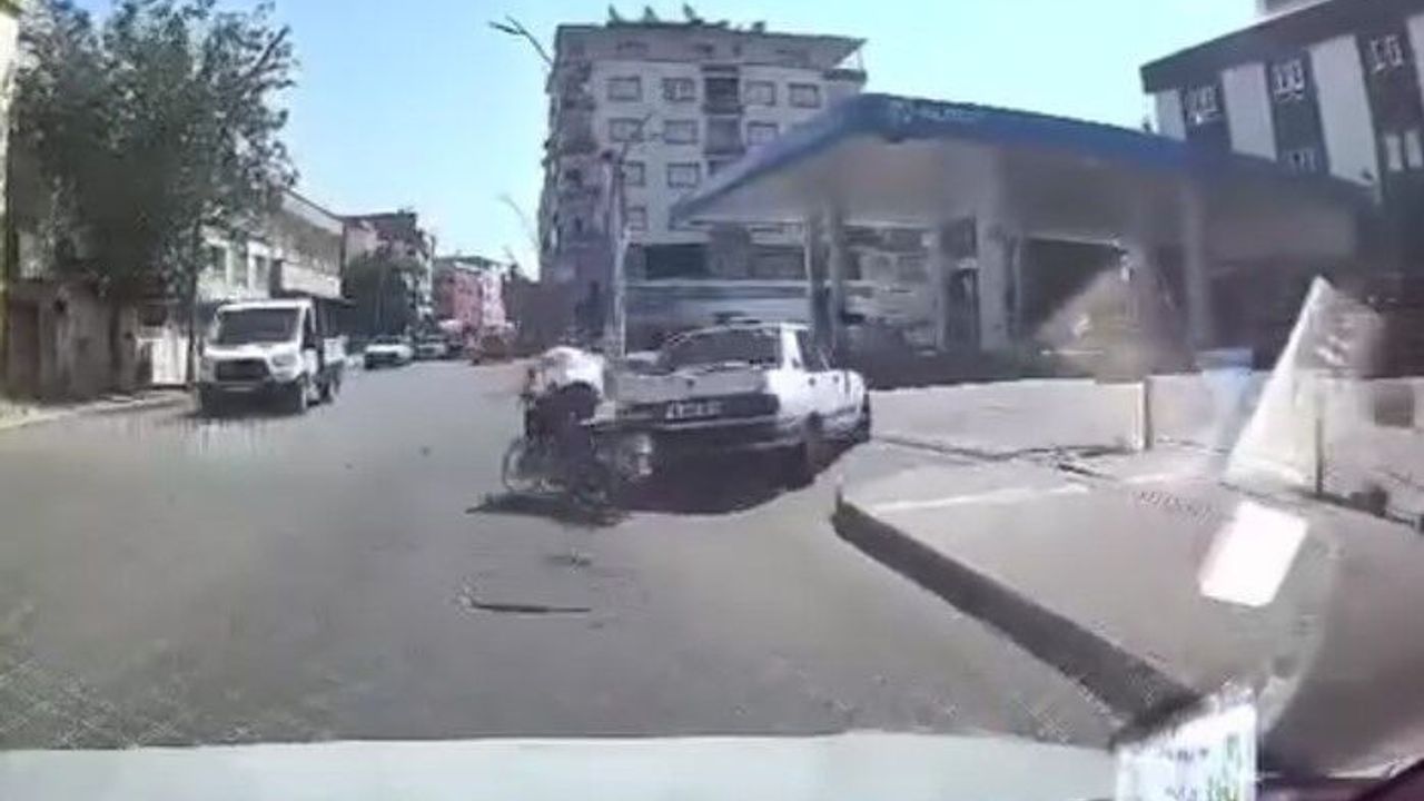 Motosikletin otomobile çarpma anı araç kamerasında