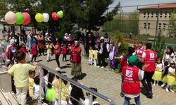KIZILAY GÖNÜLLÜLERİ MİNİKLERİN YÜZÜNÜ GÜLDÜRDÜ