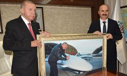 ‘İHA’ İMZALI FOTOĞRAFI HEDİYE EDİLDİ