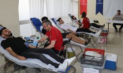 ÜNİVERSİTELİ GENÇLER KAN BAĞIŞINA DİKKAT ÇEKTİ