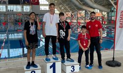 YÜZMEDE BİRİNCİ OLDU