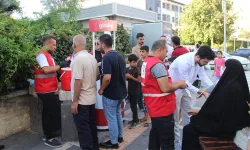 KIZILAY TANSİYON ÖLÇTÜ, AYRAN VE LİMONATA DAĞITTI