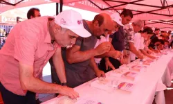 Pişmaniye yeme yarışması renkli görüntülere sahne oldu