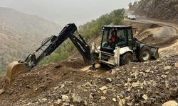 Heyelan nedeniyle kapanan yollarda çalışmalar sürüyor