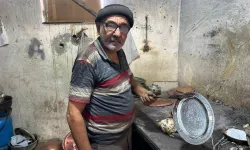 60 yıldır 10 metrekarelik dükkanda kalaycılık mesleğini yaşatmaya çalışıyor