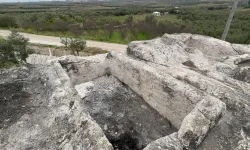 2000 yıllık kaya mezar asitle eritmeye çalıştılar