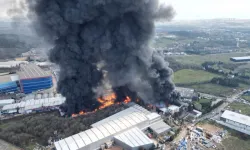 Alev alev yanan fabrika havadan görüntülendi
