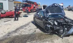 İki otomobil çarpıştı: 1 ölü, 6 yaralı