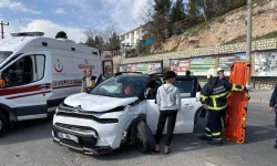 Mardin'de iki otomobil çarpıştı: 2 yaralı