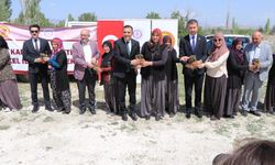 Burdur’da üretici kadınlara 60 bin çilek fidesi dağıtıldı