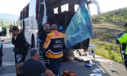 Yolcu otobüsü kamyonetle çarpıştı: 1 ölü, 16 yaralı