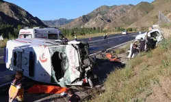 Ambulans ile hafif ticari araç çarpıştı: 4 ölü, 1 yaralı