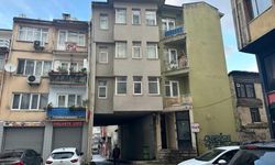 Kolonları olmadan ayakta duran binaya bakan bir daha bakıyor