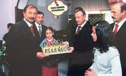 Satranç eğitim merkezine destek veren Valiydi