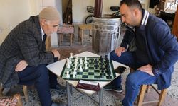 İftar vaktini satranç oynayarak bekliyor