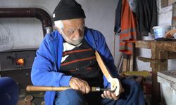 91 yaşındaki kaşık ustası unutulmaya yüz tutmuş mesleğini sürdürüyor