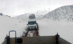 Karda mahsur kalan yolcular kurtarıldı