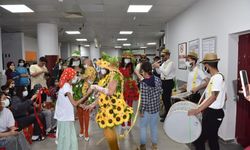 Hastanede tedavi gören çocuklara ve annelerine moral etkinliği