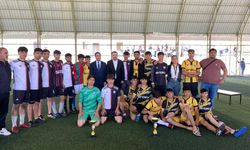 Liseler arası futbol turnuvası birincisi kupasını Kaymakam Yurdagül’den aldı