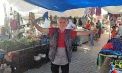 Şarkı söyleyerek ekmeğini kazanan pazarcı herkese neşe saçıyor