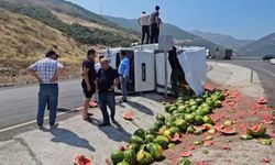 Virajı alamayan karpuz yüklü kamyonet yan yattı