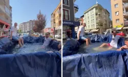 Sıcak havalardan bunaldılar, traktörün römorkunu havuz yapıp şehir turu attılar