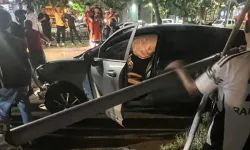 Batman'da trafik kazası, otomobil aydınlatma direğine çarptı