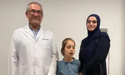 Tekerlekli sandalye ile geldi, annesinin elinden tutup çıktı