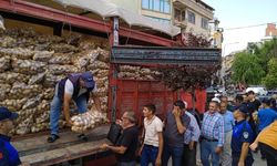 Tarlasında yetiştirdiği 20 ton patatesi vatandaşa dağıttı