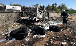 Kamyonet römorkunda bulunan lastiklerle yandı