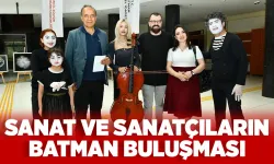 Plastik makyaj, çello, pandomim ve tiyatro bir arada