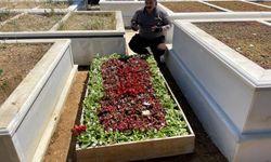 Kadir İnanır’ın kabri çiçeklerle donatıldı: Sevenleri yalnız bırakmadı