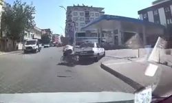 Motosikletin otomobile çarpma anı araç kamerasında