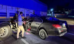 Otomobil benzin istasyonundan çıkan tırın altına girdi: 1’i ağır 2 yaralı