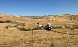 Tır, bariyer ve buğday tarlasını aşıp sulama kanalına düştü! 3 yaralı
