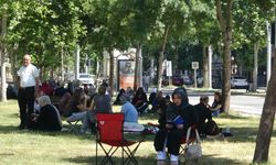 Batman'da çocukları sınava giren veliler parklarda dua etti